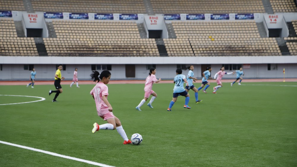 女子足球明星代表国家参赛获胜利