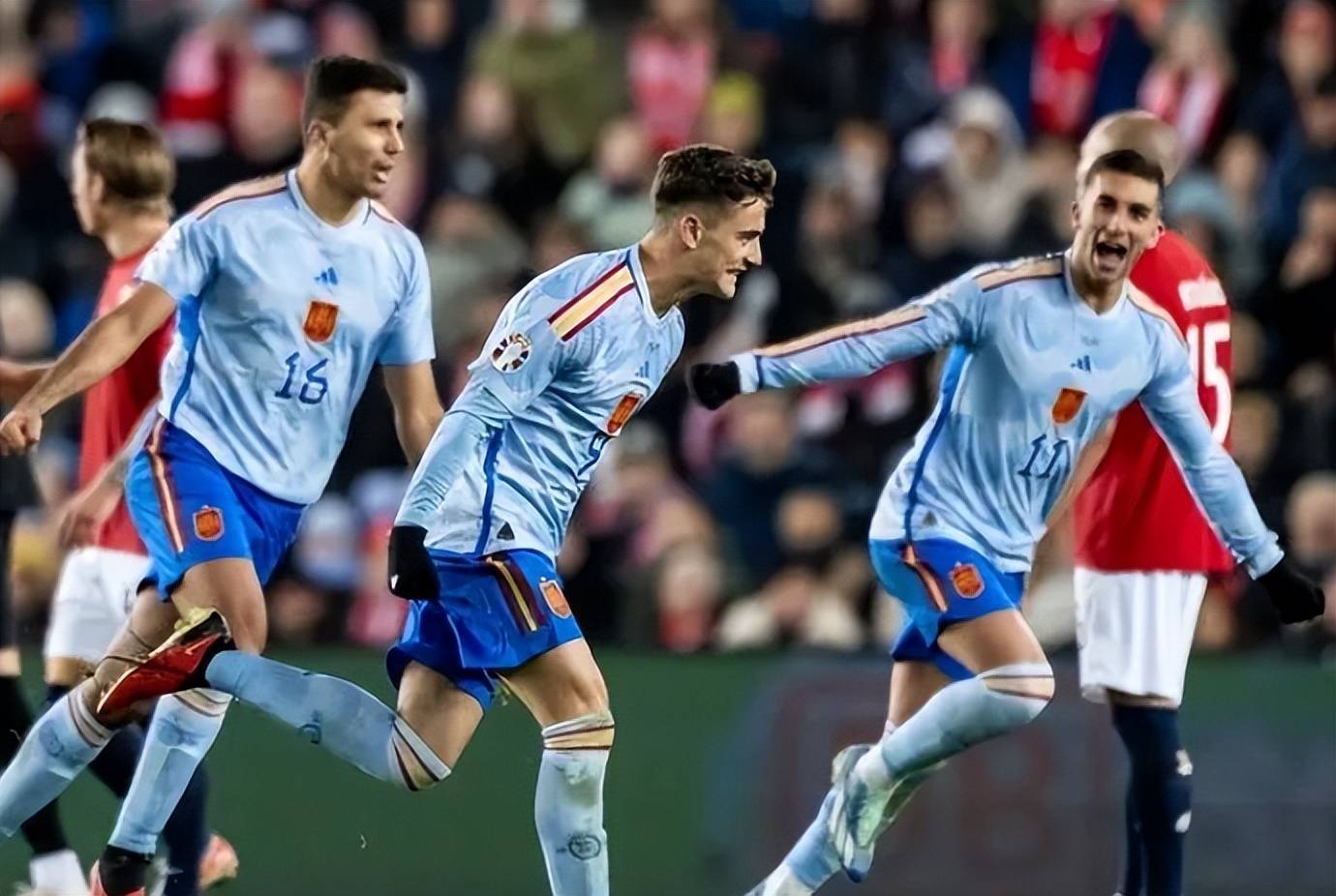 包含挪威遗憾负于西班牙，晋级要路漫漫的词条