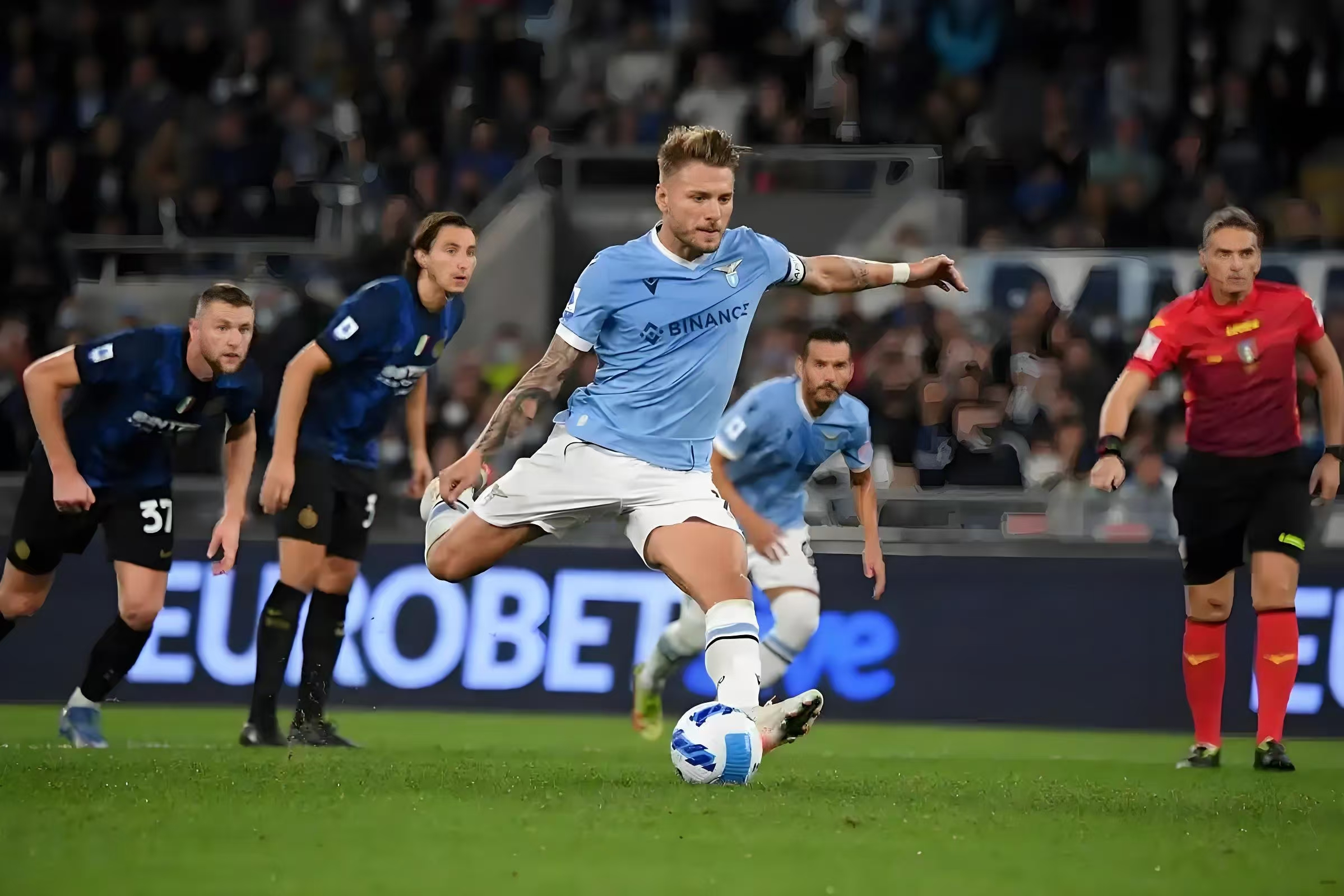 AC米兰战平阿贾克斯，双方激烈对抗