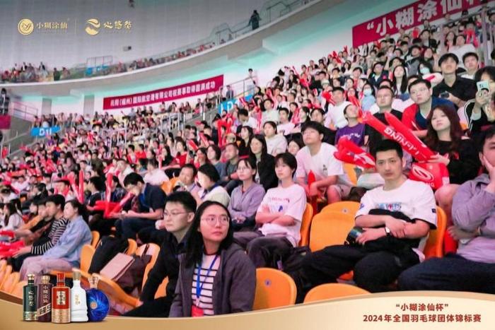 关于队员技艺纷呈，观众纷纷欢呼喝彩！的信息