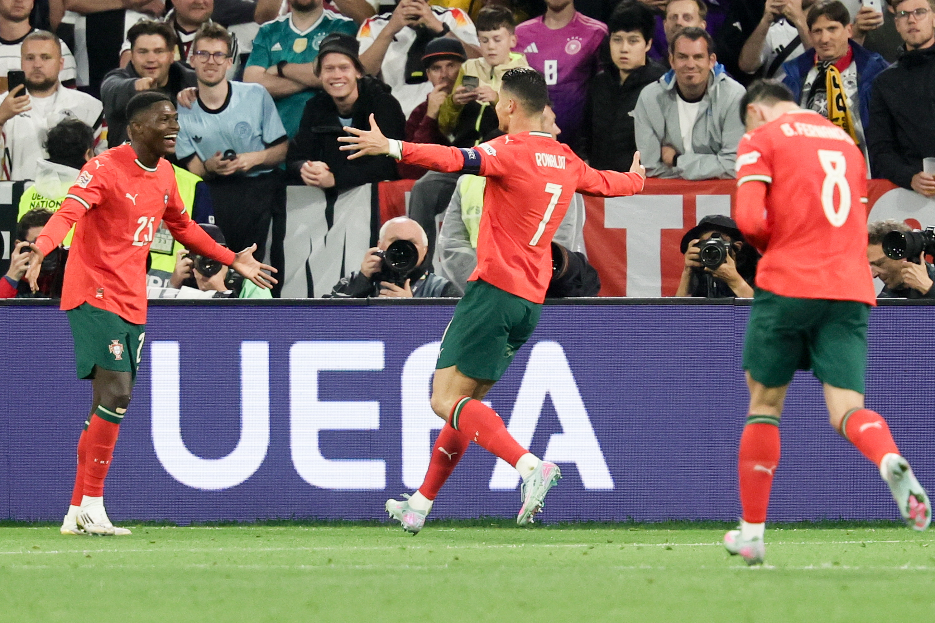 爱游戏官网-葡萄牙战平英格兰，争夺小组第一的简单介绍