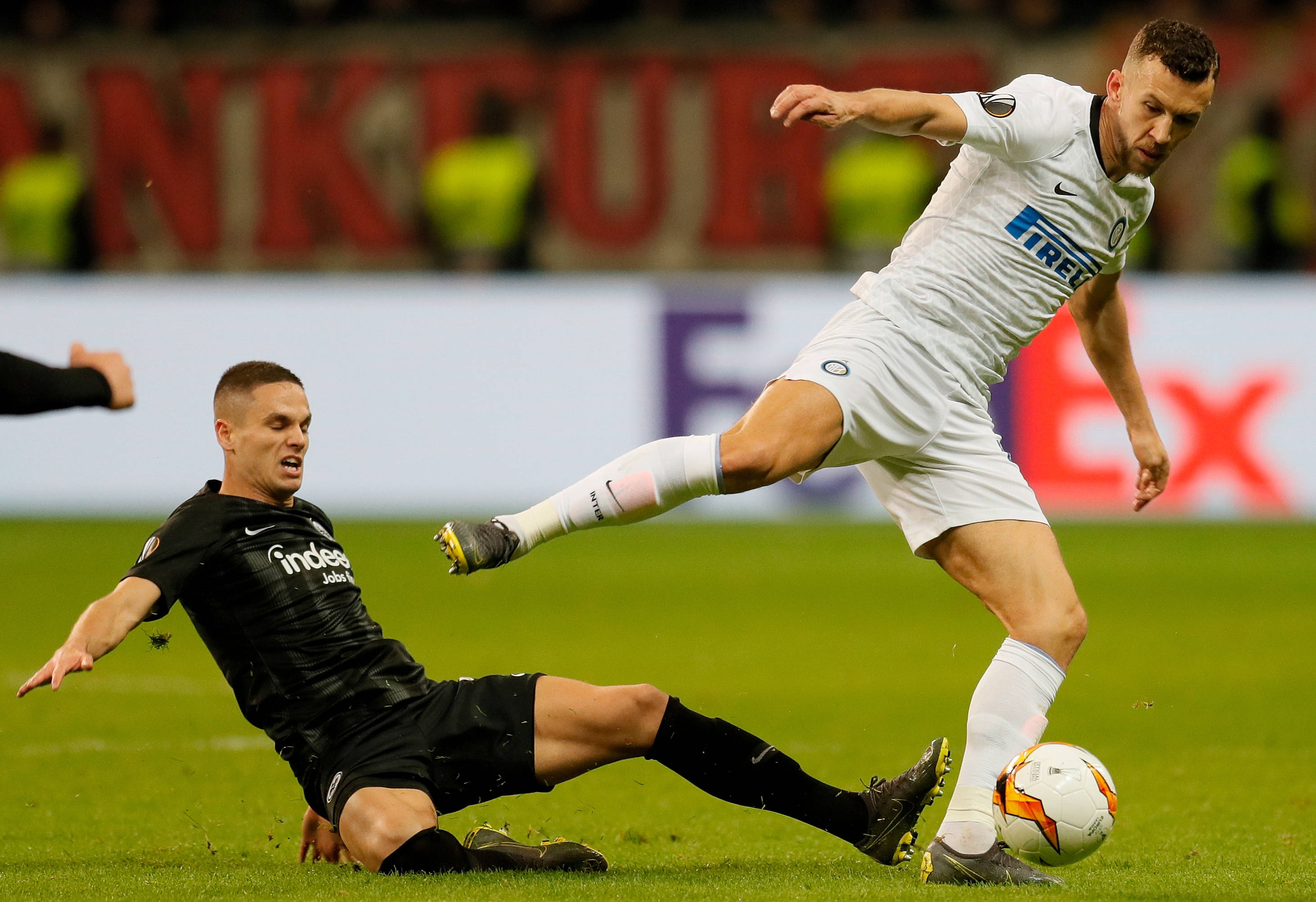 精彩比赛瞬间被摄影师拍摄，呈现真实场面的简单介绍