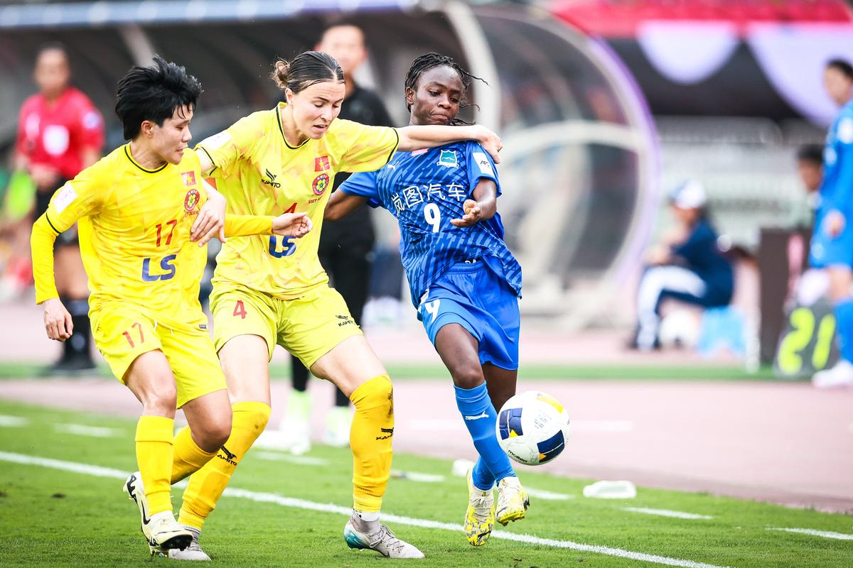 绝地反击：国内女足队员迎战尤为聚精会神的简单介绍