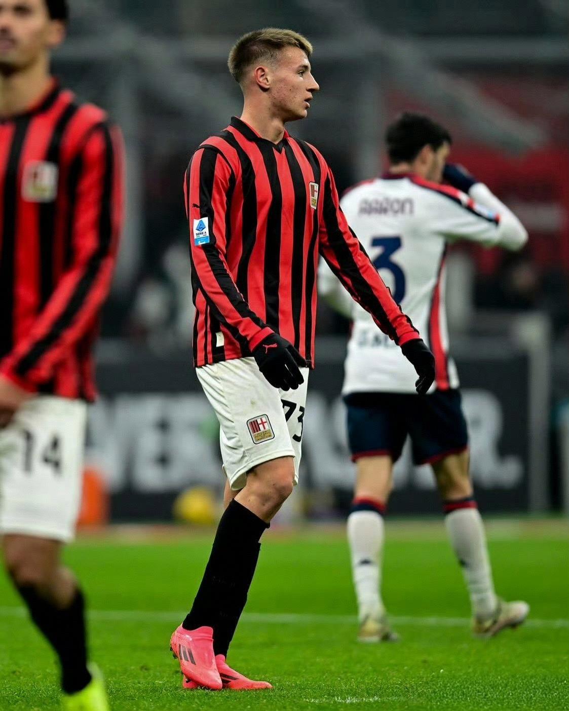 包含AC米兰后卫集训备战关键比赛，调整防线战术的词条