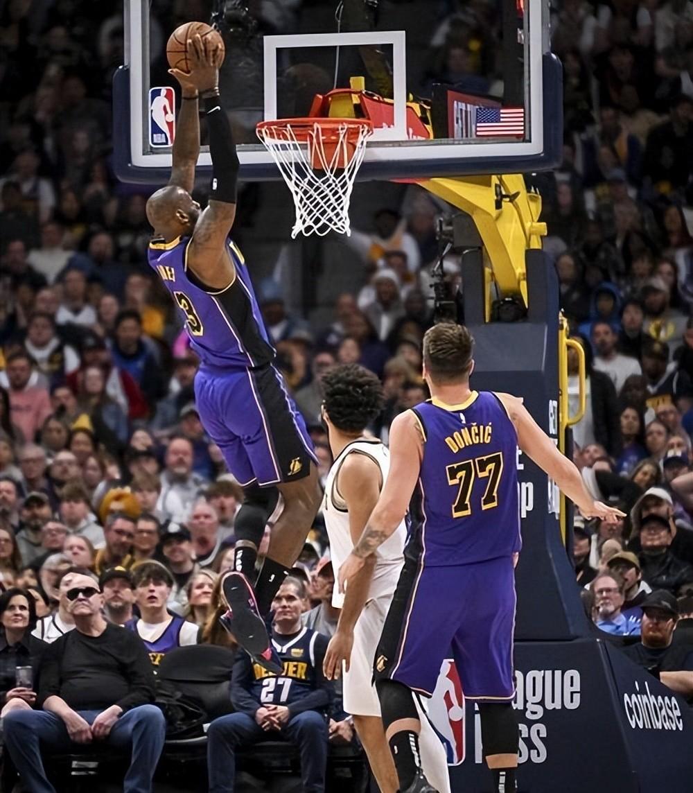 雄鹿逆转击败凯尔特人，保持不败