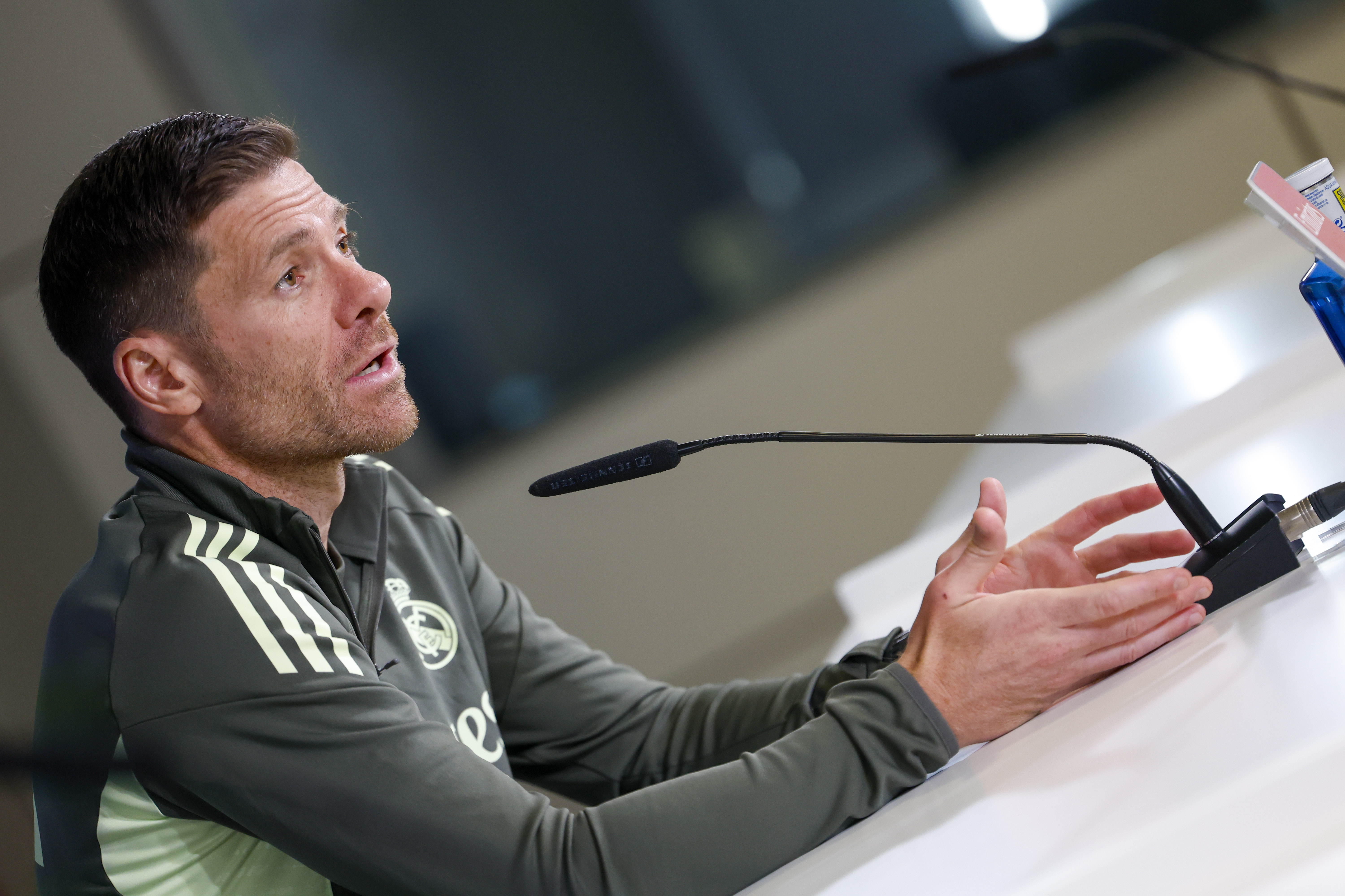 皇马士气高昂，备战与西甲强队的关键足球比赛的简单介绍